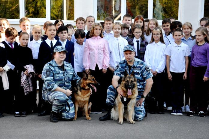 В Подольске полицейские провели акцию «Знакомство с кинологами» для школьников
