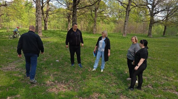 Однопартийцы провели совещание на открытом воздухе о состоянии лесной полосы в микрорайоне Климовск