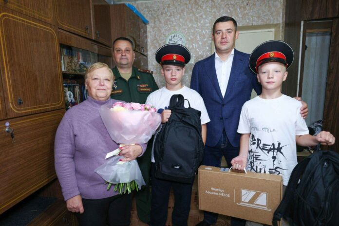 Глава Городского округа Подольск Григорий Артамонов вручил подарки детям ко Дню знаний