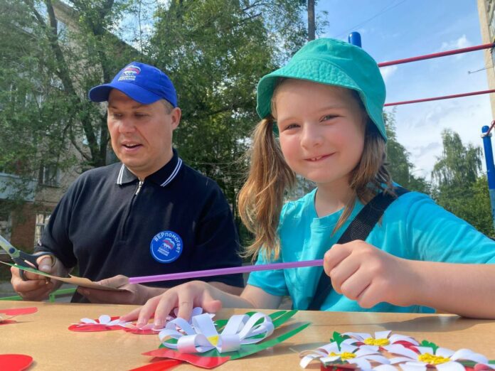 Депутат Михаил Жученко принял участие в игровой программе «Каникул много не бывает»