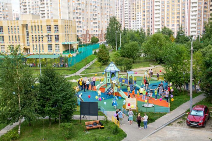 Первая в этом году губернаторская детская площадка открылась в Подольске