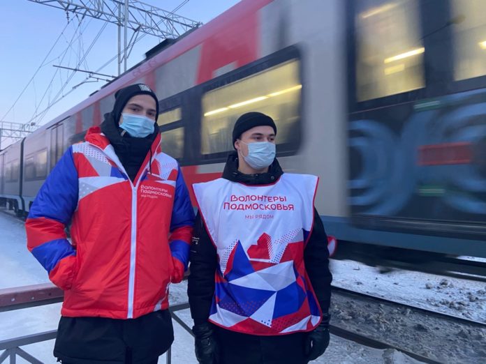 Волонтёры Подольска напоминают о правилах безопасности на ж/д путях