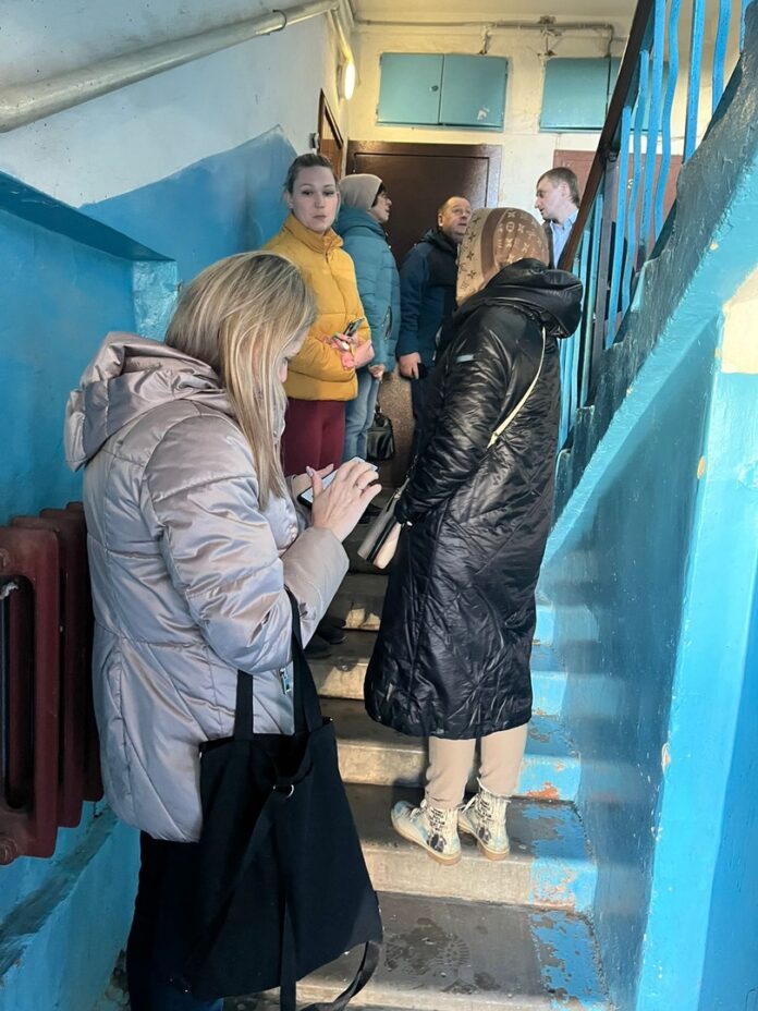 В Климовске прошла встреча с жителями д. 5 по ул. Садовая на тему уборки...