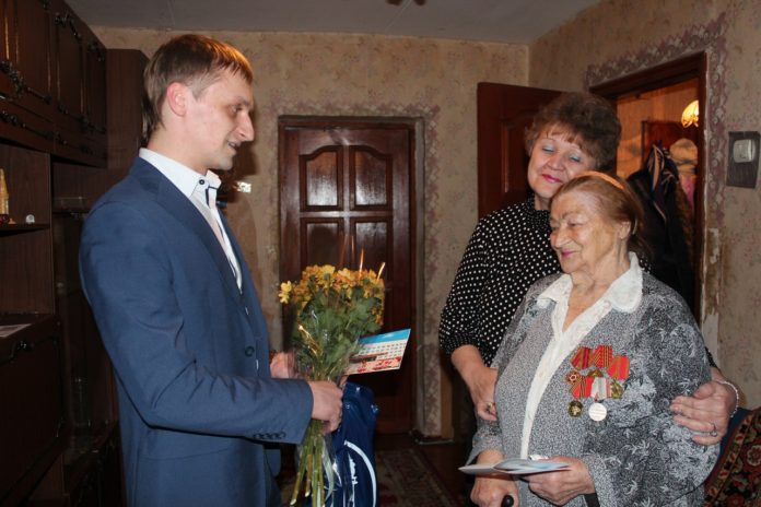 Труженицу тыла Нину Семеновну Иванникову поздравили с 90-летием