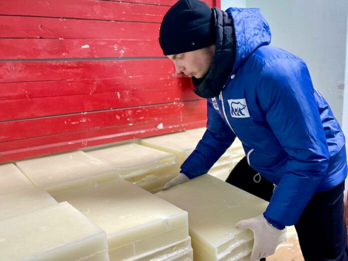 Подольские молодогвардейцы оказали волонтерскую помощь в разгрузке парафиновых брикетов для изготовления окопных свечей