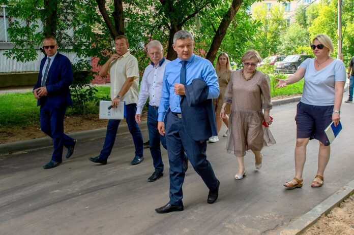 Благоустройство дворовых территорий в Парковом районе Подольска ведется под контролем