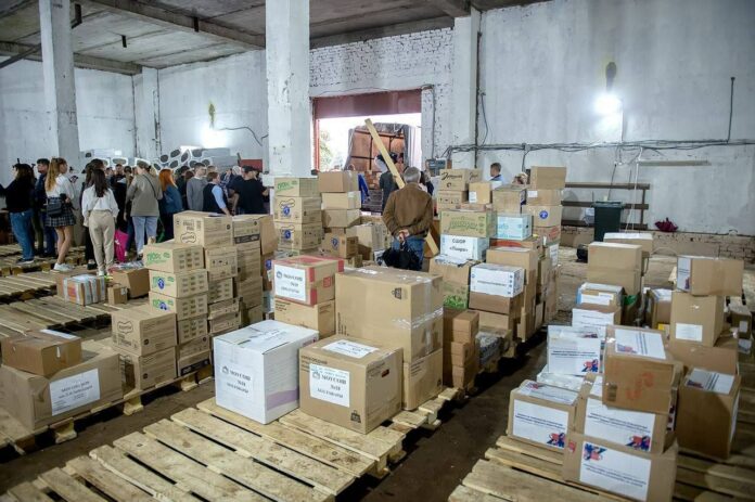 Сегодня сотни людей приехали в пункт сбора гуманитарной помощи на ул. Парковую, чтобы передать...