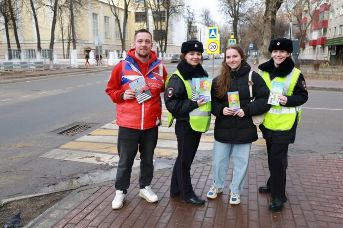 Автоинспекторы в очередной раз напомнили жителям г.о. Подольск Правила дорожного движения