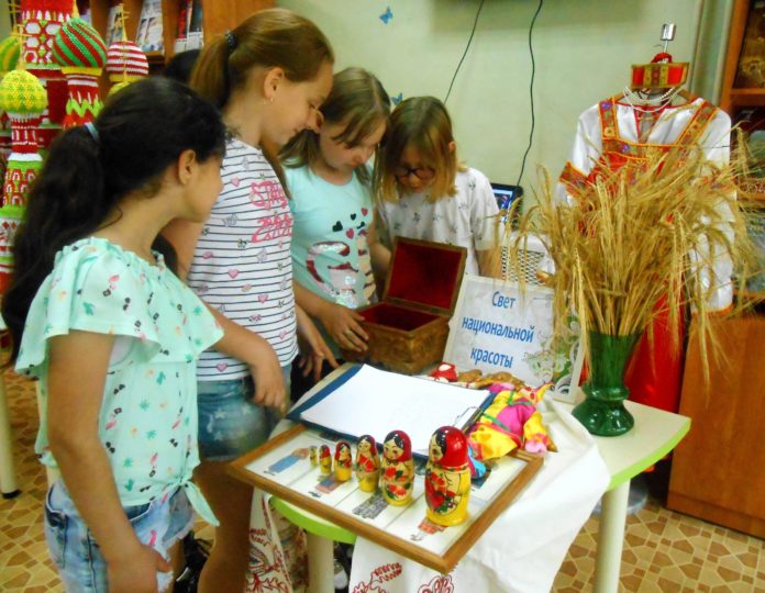 В библиотеке №2 прошло занятие на тему народного костюма