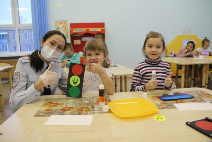 В детских садах Московской области автоинспекторы проводят мастер-классы по созданию тематических новогодних украшений