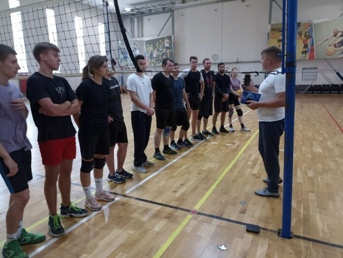 МБУ ФСК «Заречье» прошел турнир по волейболу посвященный Всероссийскому Дню дворового спорта