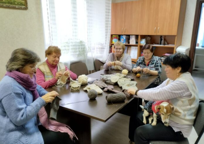 Депутат Совета депутатов совместно с движением «Активное долголетие» организовали вязание носков для бойцов участников...