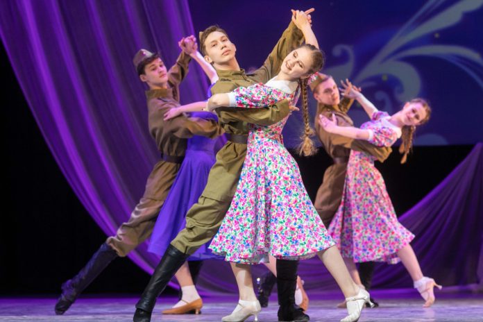 В ДК «Октябрь» состоялся праздничный концерт «Примите наши поздравления»