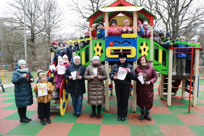 Автоинспекторы напомнили юным подольчанам о правилах дорожной безопасности во дворе