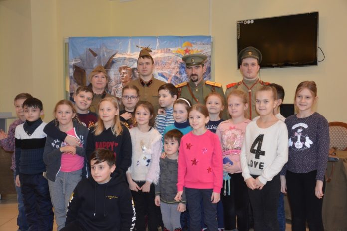 В Подольском краеведческом музее прошёл мастер-класс «Рубашка с галстуком»