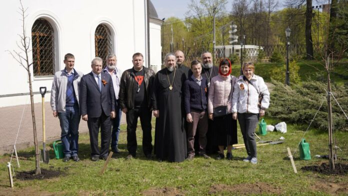 На территории Воскресенского храма 7 мая высадили липы в память о героях Великой Отечественной