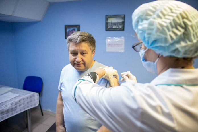 В первый день работы выездной вакцинации от гриппа привили 30 человек