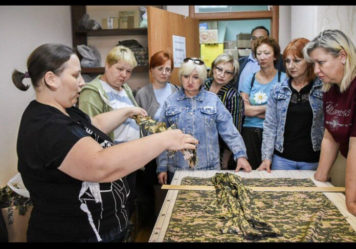 На базе Волонтерского центра помощи военнослужащим прошел мастер-класс по изготовлению маскировочных сетей