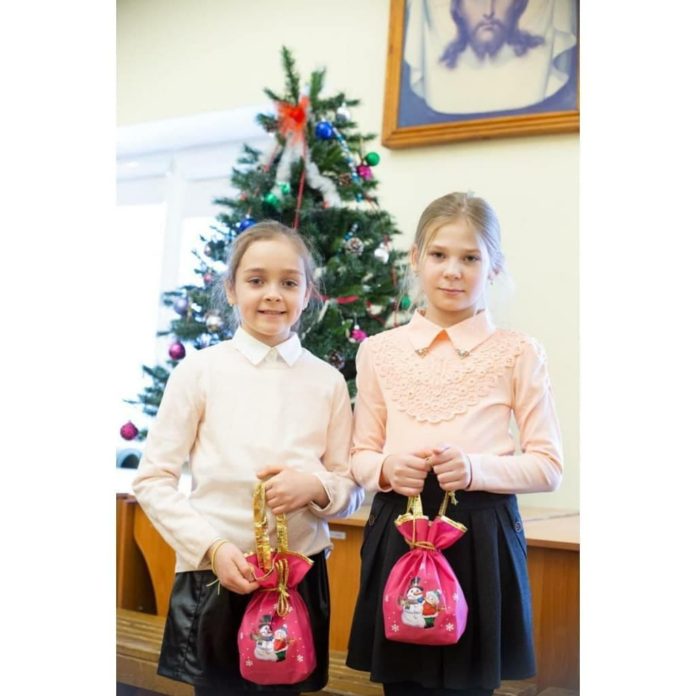 Глава муниципалитета Николай Пестов поздравил учащихся Троицкого собора с Рождеством