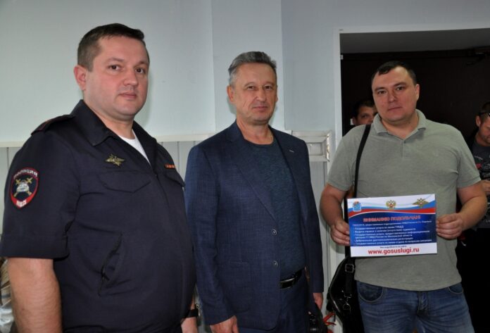 В Подольске полицейские и общественник провели акцию «Госуслуги – это удобно!»