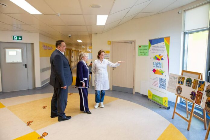 Настольные игры и другие подарки вручили детям, проходящим реабилитацию в федеральном центре «Кораблик»