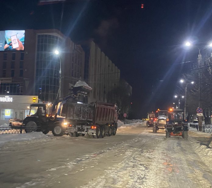 На центральные улицы вновь вышла снегоуборочная техника