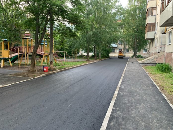 Работы по ремонту тротуаров на ул. Школьной в микрорайоне Климовск близки к завершению