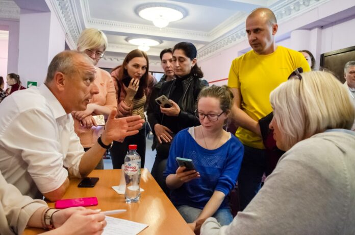 «Выездная администрация» отработала в мкр. Красная горка