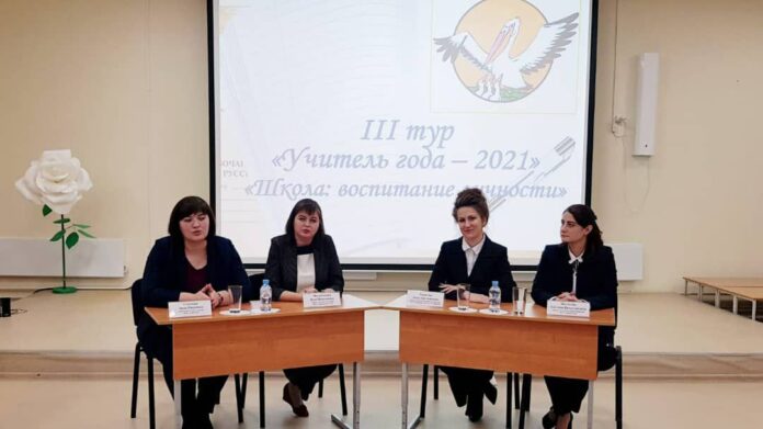 Николай Пестов пожелал педагогу Дубровицкой школы успешного выступить на региональном этапе конкурса «Учитель года»