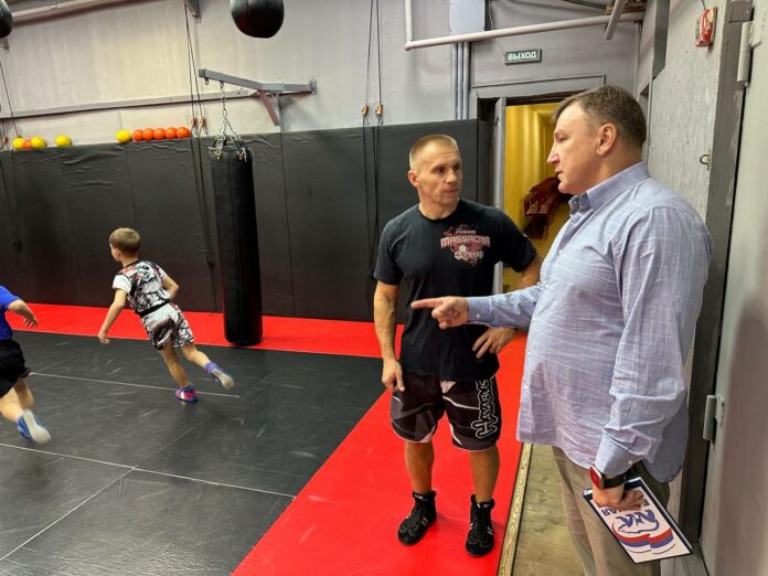 Депутат Совета депутатов горокруга Подольск встретился с главным тренером спортивного клуба по рукопашному бою...