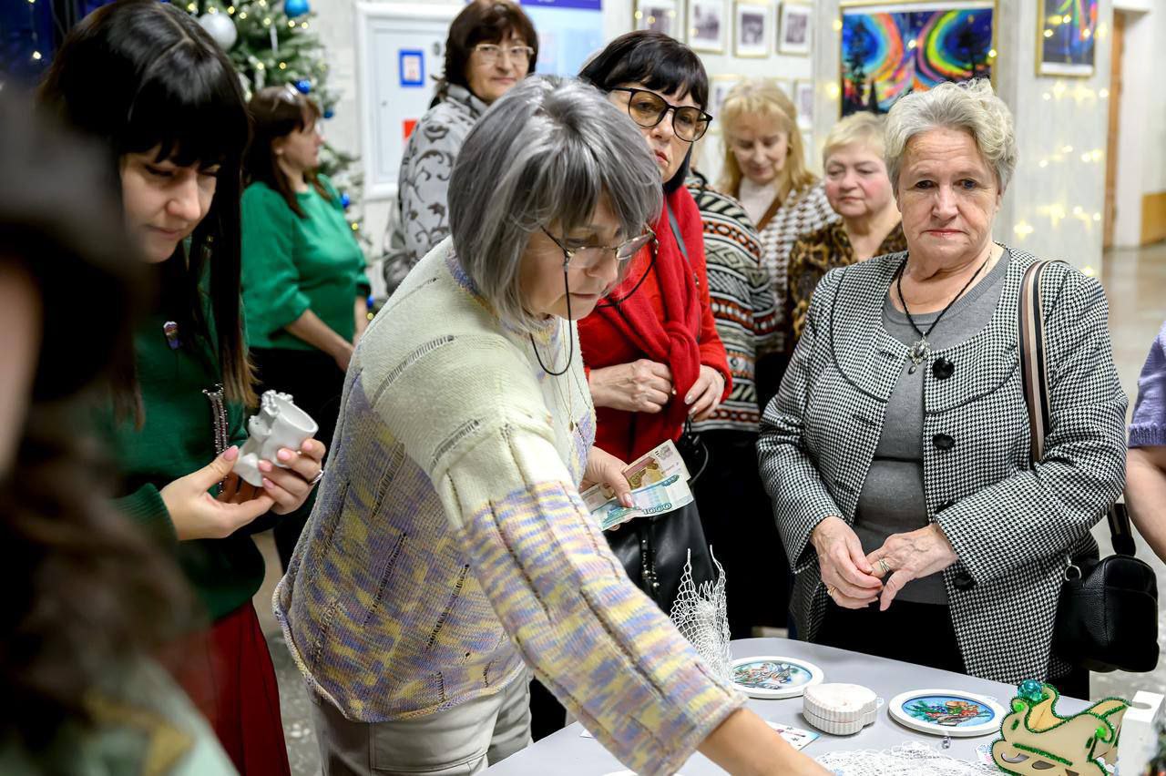 Благотворительная новогодняя ярмарка открылась в ДК «Металлург» в поддержку участников СВО