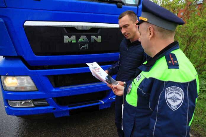 В г.о. Подольск сотрудники Госавтоинспекции продолжают контролировать трафик крупногабаритного транспорта