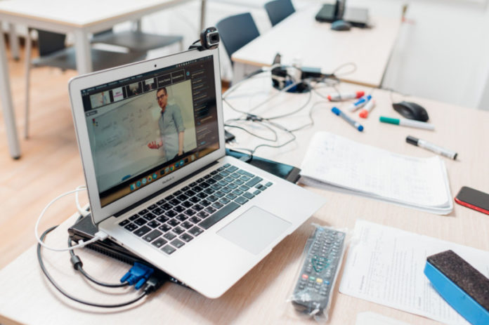 В вузах и колледжах продлили дистанционное обучение Московской области