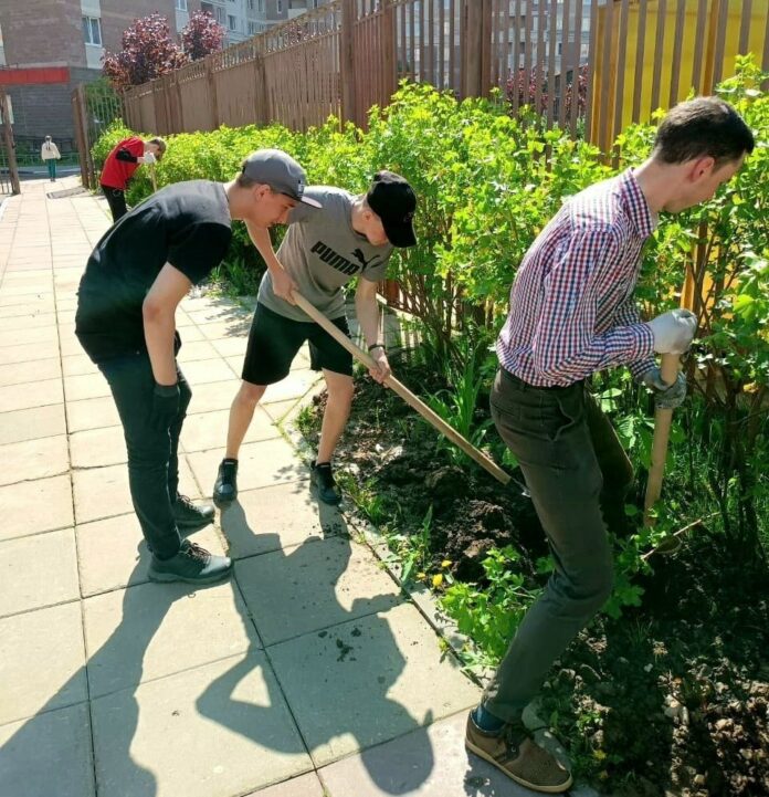 С 1 июня работают трудовые бригады школ