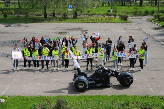 Флешмоб по дорожной безопасности со студентами колледжа «Московия» прошел в Подольске
