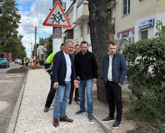 В Подольске активисты Партии «Единая Россия» провели мониторинг ремонта дороги на Большой Зеленовской улице