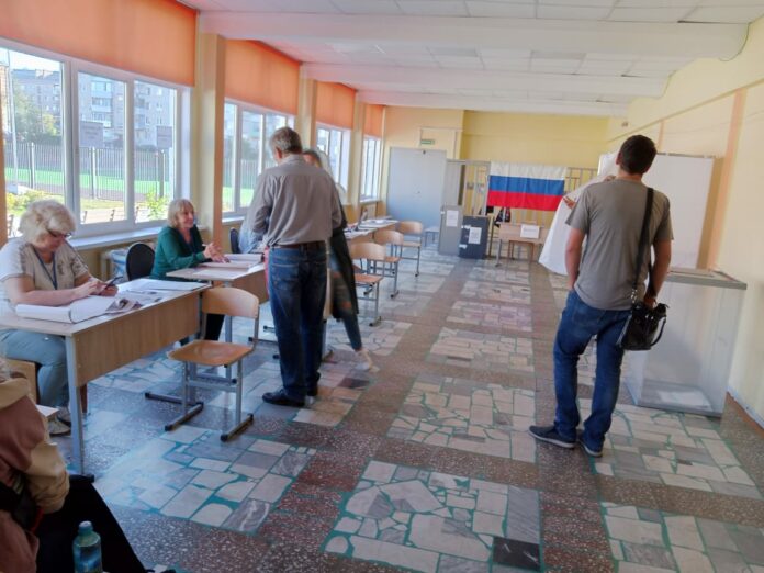 Голосование на довыборах в депутаты 13-го избирательного округа в самом разгаре