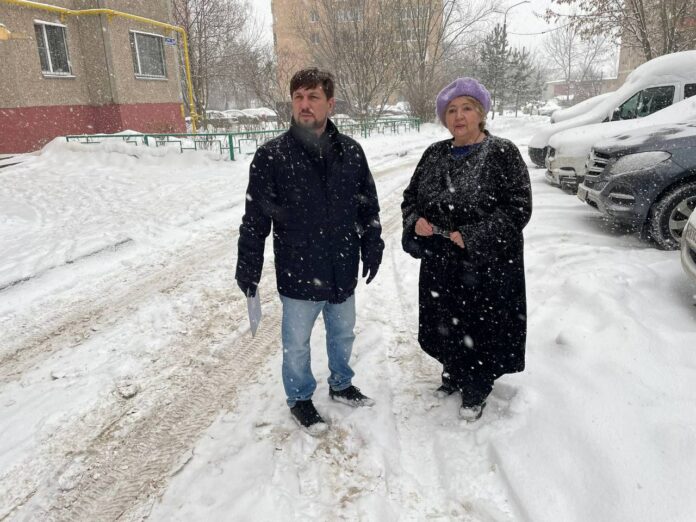 Депутат Совета депутатов осмотрел качество уборки придворовой территории рядом с офисом ПГО ВОИ