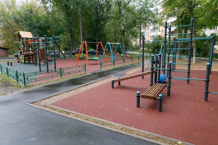 В поселке Дубровицы открыли новую игровую площадку  для детей