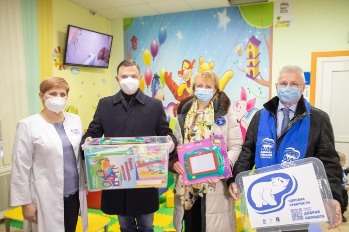 Во Всемирный день ребёнка подарочный набор передали Подольской городской детской поликлинике №2