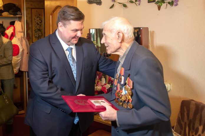 Николай Пестов вручил юбилейную медаль ветерану Ивану Николаевичу Фофонову