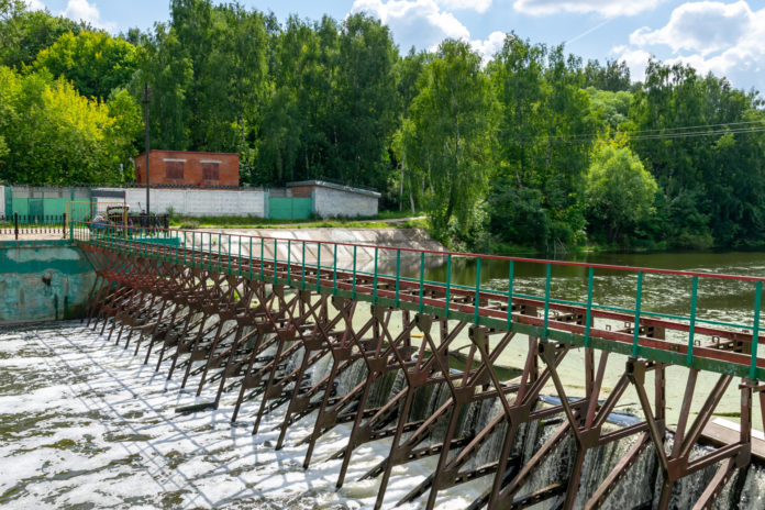Начались ремонтные работы по сборке плотины на реке Пахра в Подольске
