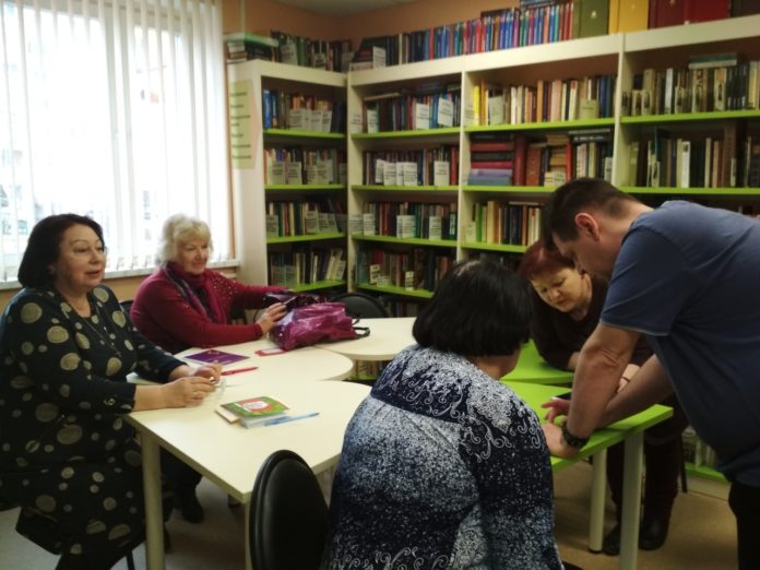 В библиотеке № 8 проходят занятия по обучению компьютерной грамотности в Кузнечиках