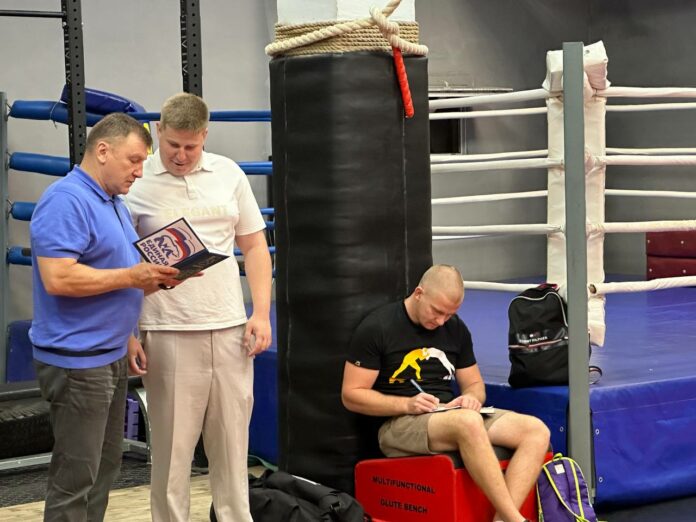 Депутат фракции «Единая Россия» провёл разминку по рукопашному бою