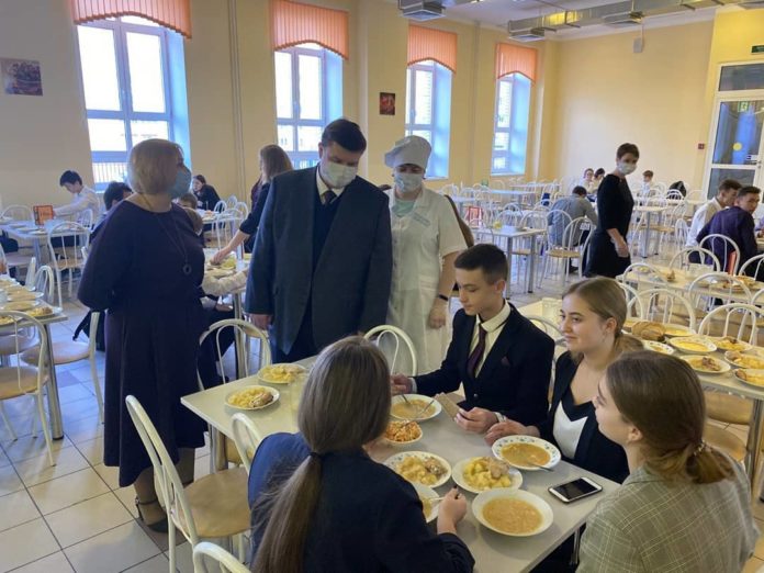 Глава муниципалитета проконтролировал организацию и качество горячего питания школьников