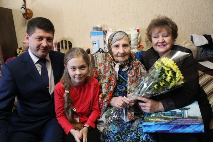 Труженицу тыла Александру Ивановну Харланичеву поздравили с 90-летием