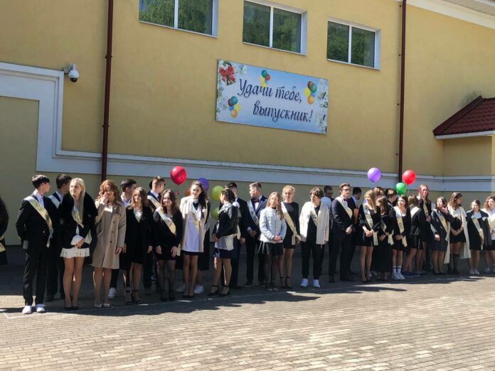 «Последний звонок» прозвенел в микрорайоне муниципалитета