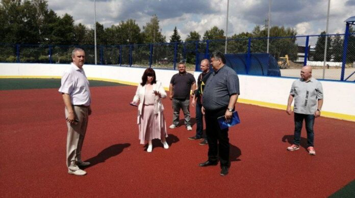 Партийцы проверили ход работ на строящемся объекте — стадионе «Весна»