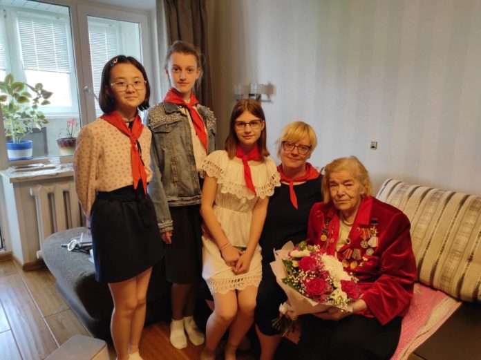 Ученицы школы №33 поздравили с Днём Пионерии почетного гражданина Подольска Никину Дору Афанасьевну