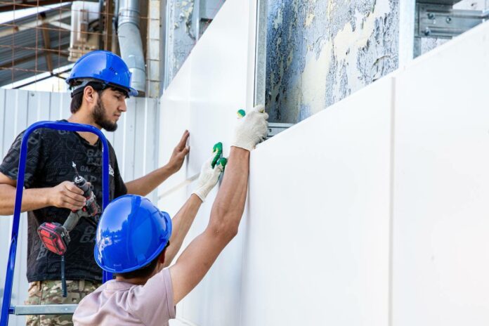 Фасады магазинов у вылетных магистралей в Подольске приводят к единому стандарту